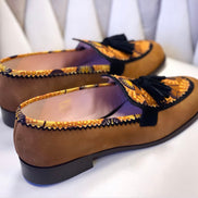 Ces mocassins faits main, en cuir souple et tissu ethnique africain, incarnent la fusion parfaite de confort et de style. Chaque paire est une œuvre d'art unique, conçue pour vous distinguer avec une touche de culture et de sophistication. Parfaits pour toutes les occasions, des sorties décontractées aux événements spéciaux, les mocassins MOLOTU sont le choix idéal pour ceux qui cherchent à allier tradition et modernité dans leur garde-robe.