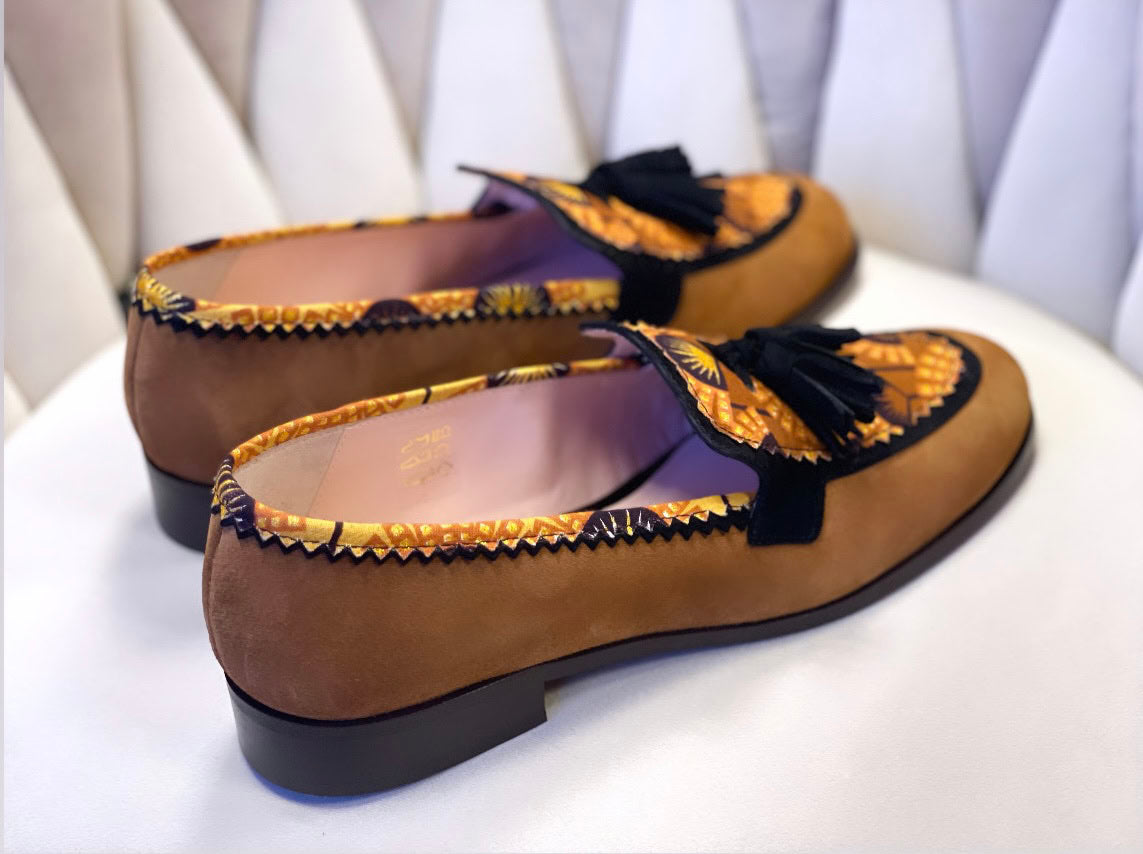 Ces mocassins faits main, en cuir souple et tissu ethnique africain, incarnent la fusion parfaite de confort et de style. Chaque paire est une œuvre d'art unique, conçue pour vous distinguer avec une touche de culture et de sophistication. Parfaits pour toutes les occasions, des sorties décontractées aux événements spéciaux, les mocassins MOLOTU sont le choix idéal pour ceux qui cherchent à allier tradition et modernité dans leur garde-robe.