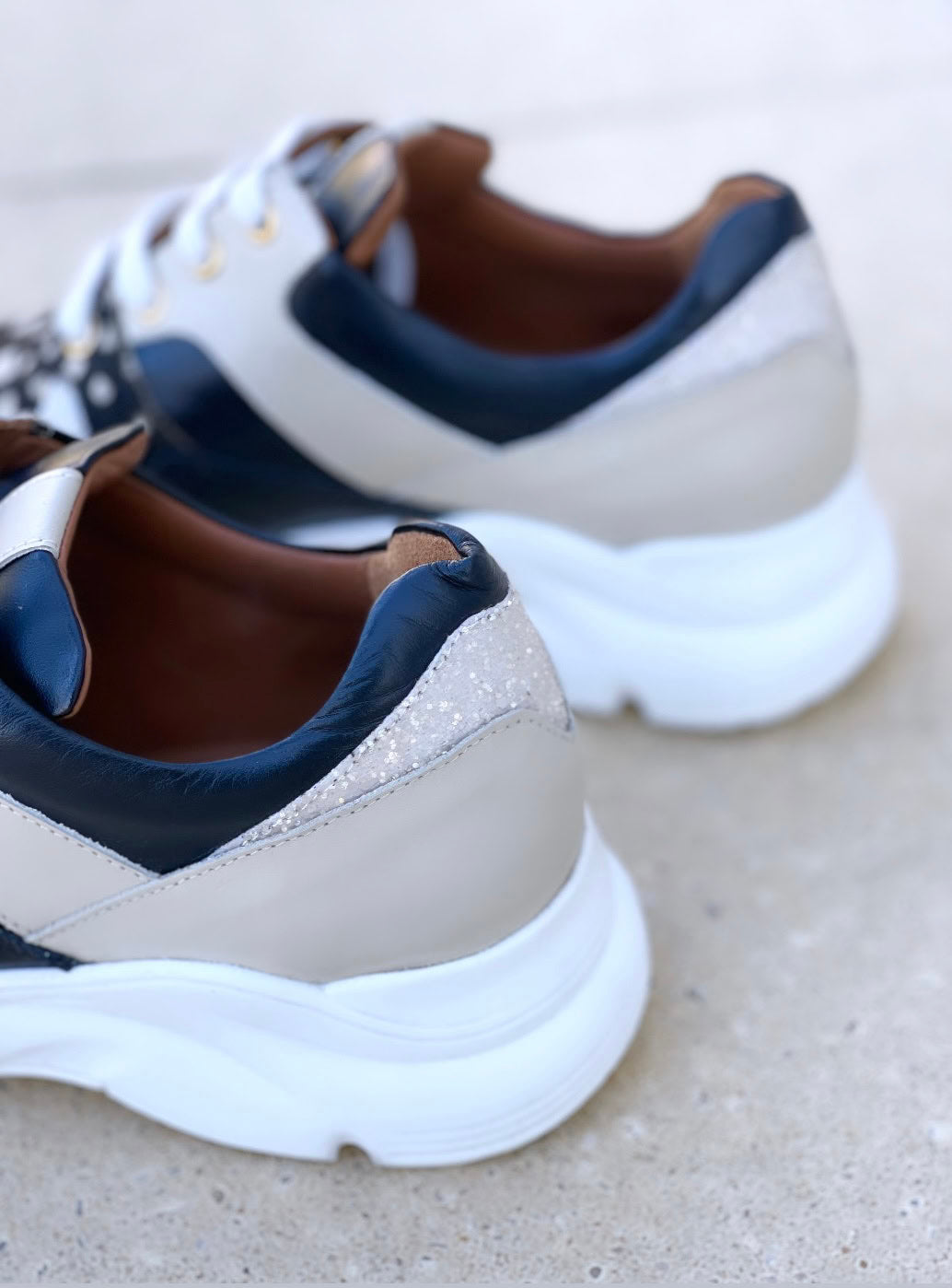 * Tige: En cuir véritable et tissu bogolan * Semelle intérieure: Confort orthopédique * Semelle extérieure: Caoutchouc robuste pour une adhérence optimale * Fermeture: Lacets en coton renforcé * Couleur: Mélange de beige, noir et blanc