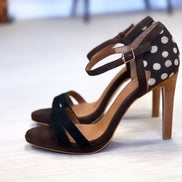 Chaussures LINGUERES en cuir et tissu-ethniqueIdéales pour les grandes occasions, ces chaussures allient confort et styleFabriquées à la main au Portugal, ces chaussures en cuir lisse doré offrent une touche de luxe et de raffinement, tandis que le tissu jacquard,conçu pour briller lors de cérémonies, mariages, cocktails et fêtes