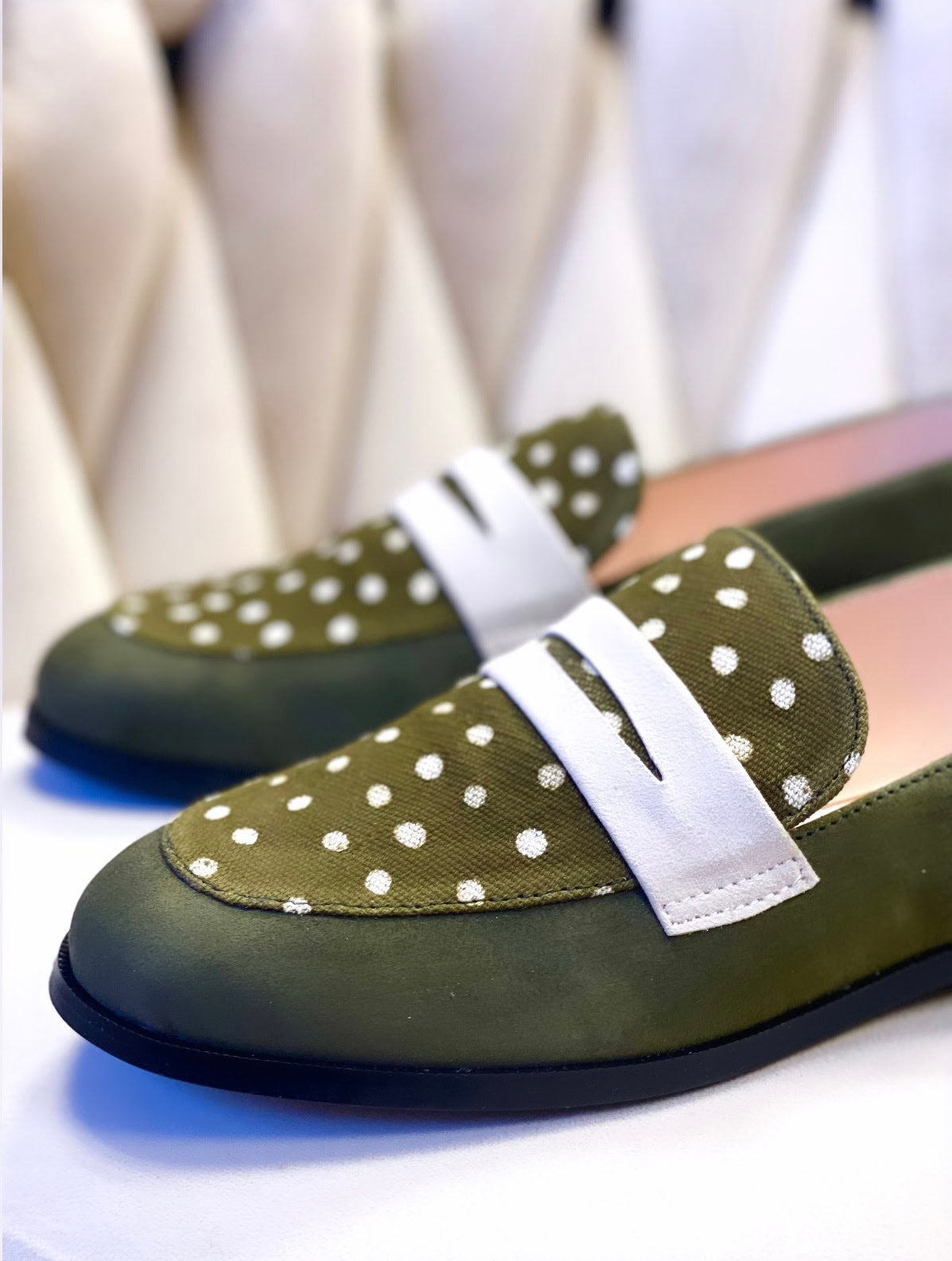 mocassins Himba SEULIE, une fusion parfaite entre tradition et modernité. Ces mocassins faits main en cuir souple bordeaux et tissu ethnique africain bleu incarnent le mélange ultime de confort, d'élégance et d'authenticité.