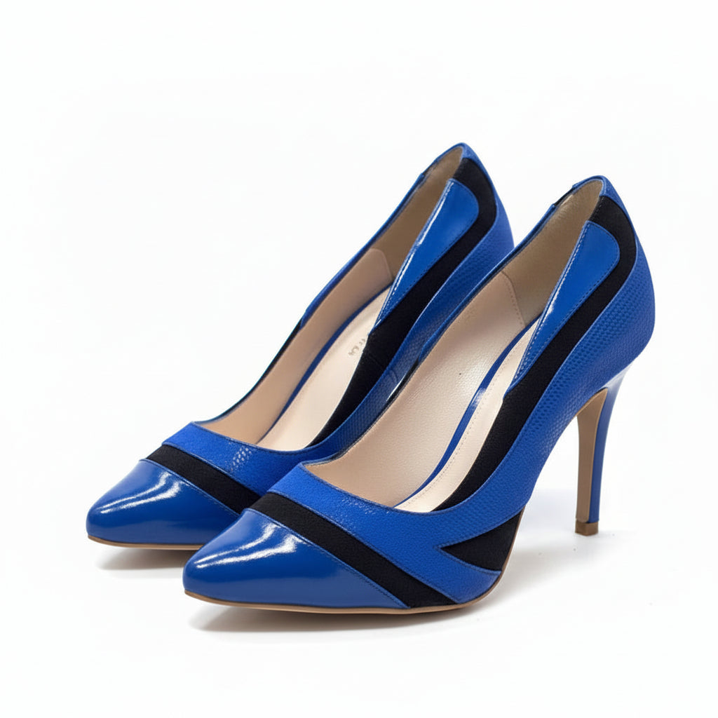 Laissez-vous séduire par TSHIKAPA, l’escarpin bleu électrique en daim et wax africain. Artisanat portugais et design vibrant signé Himba.