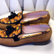Ces mocassins faits main, en cuir souple et tissu ethnique africain, incarnent la fusion parfaite de confort et de style. Chaque paire est une œuvre d'art unique, conçue pour vous distinguer avec une touche de culture et de sophistication. Parfaits pour toutes les occasions, des sorties décontractées aux événements spéciaux, les mocassins MOLOTU sont le choix idéal pour ceux qui cherchent à allier tradition et modernité dans leur garde-robe.