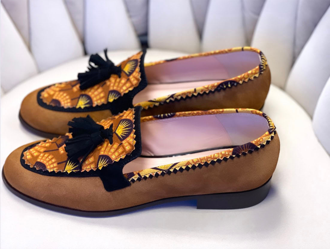 Ces mocassins faits main, en cuir souple et tissu ethnique africain, incarnent la fusion parfaite de confort et de style. Chaque paire est une œuvre d'art unique, conçue pour vous distinguer avec une touche de culture et de sophistication. Parfaits pour toutes les occasions, des sorties décontractées aux événements spéciaux, les mocassins MOLOTU sont le choix idéal pour ceux qui cherchent à allier tradition et modernité dans leur garde-robe.