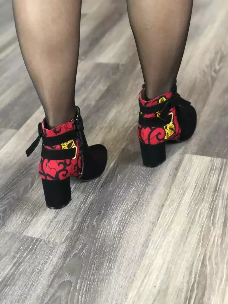 Bottines SERALOY en cuir retourné noir et tissu ethnique wax multicolore dans les tons rouge et jaune.