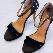 Chaussures LINGUERES en cuir et tissu-ethniqueIdéales pour les grandes occasions, ces chaussures allient confort et styleFabriquées à la main au Portugal, ces chaussures en cuir lisse doré offrent une touche de luxe et de raffinement, tandis que le tissu jacquard,conçu pour briller lors de cérémonies, mariages, cocktails et fêtes