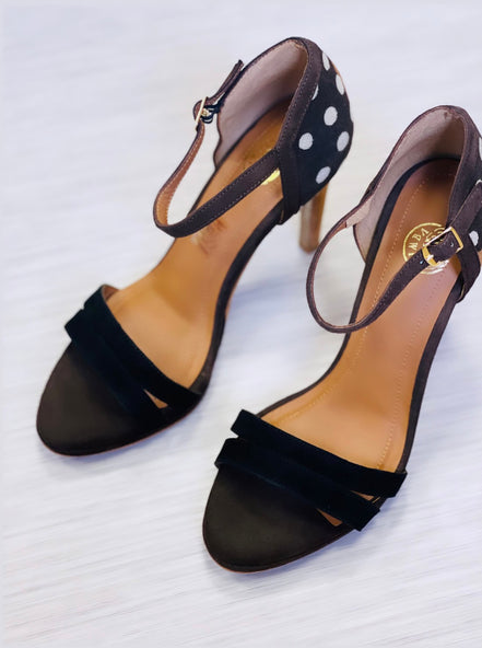 Chaussures LINGUERES en cuir et tissu-ethniqueIdéales pour les grandes occasions, ces chaussures allient confort et styleFabriquées à la main au Portugal, ces chaussures en cuir lisse doré offrent une touche de luxe et de raffinement, tandis que le tissu jacquard,conçu pour briller lors de cérémonies, mariages, cocktails et fêtes