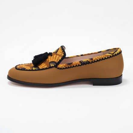 Ces mocassins faits main, en cuir souple et tissu ethnique africain, incarnent la fusion parfaite de confort et de style. Chaque paire est une œuvre d'art unique, conçue pour vous distinguer avec une touche de culture et de sophistication. Parfaits pour toutes les occasions, des sorties décontractées aux événements spéciaux, les mocassins MOLOTU sont le choix idéal pour ceux qui cherchent à allier tradition et modernité dans leur garde-robe.