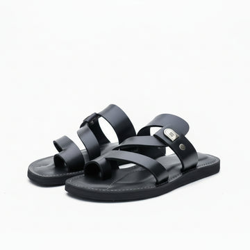 Chaque paire est unique et réalisée avec soin par des artisans talentueux au Sénégal. Optez pour l'élégance et le confort avec ces magnifiques sandales en cuir.