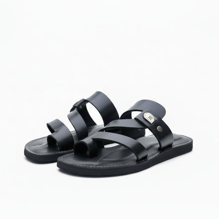 Chaque paire est unique et réalisée avec soin par des artisans talentueux au Sénégal. Optez pour l'élégance et le confort avec ces magnifiques sandales en cuir.