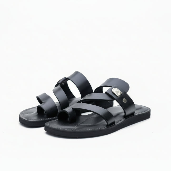 Chaque paire est unique et réalisée avec soin par des artisans talentueux au Sénégal. Optez pour l'élégance et le confort avec ces magnifiques sandales en cuir.