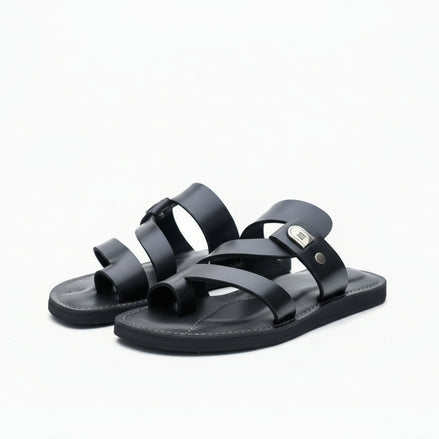 Chaque paire est unique et réalisée avec soin par des artisans talentueux au Sénégal. Optez pour l'élégance et le confort avec ces magnifiques sandales en cuir.