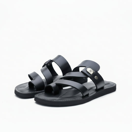 Chaque paire est unique et réalisée avec soin par des artisans talentueux au Sénégal. Optez pour l'élégance et le confort avec ces magnifiques sandales en cuir.