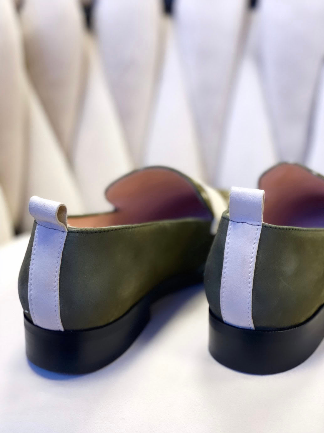 mocassins Himba SEULIE, une fusion parfaite entre tradition et modernité. Ces mocassins faits main en cuir souple bordeaux et tissu ethnique africain bleu incarnent le mélange ultime de confort, d'élégance et d'authenticité.