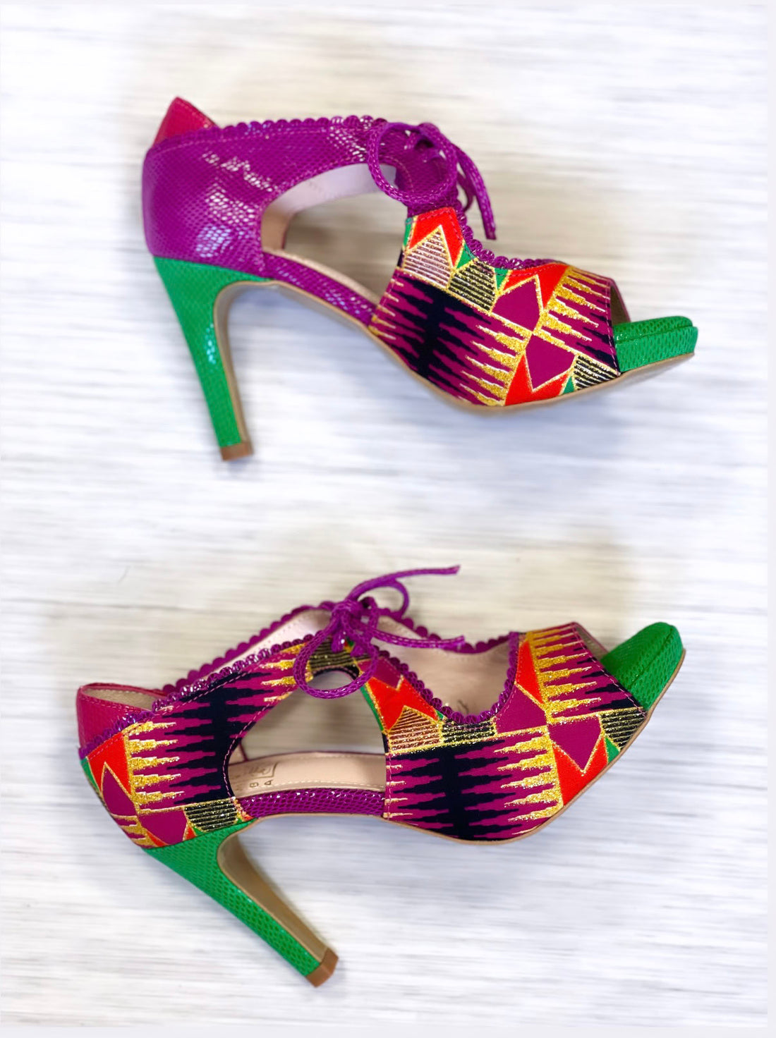 Escarpin TUPODES : Élégance et confort en cuir daim Rose et fuchsia, idéals pour la danse Kizomba. Fabriqués main au Portugal.