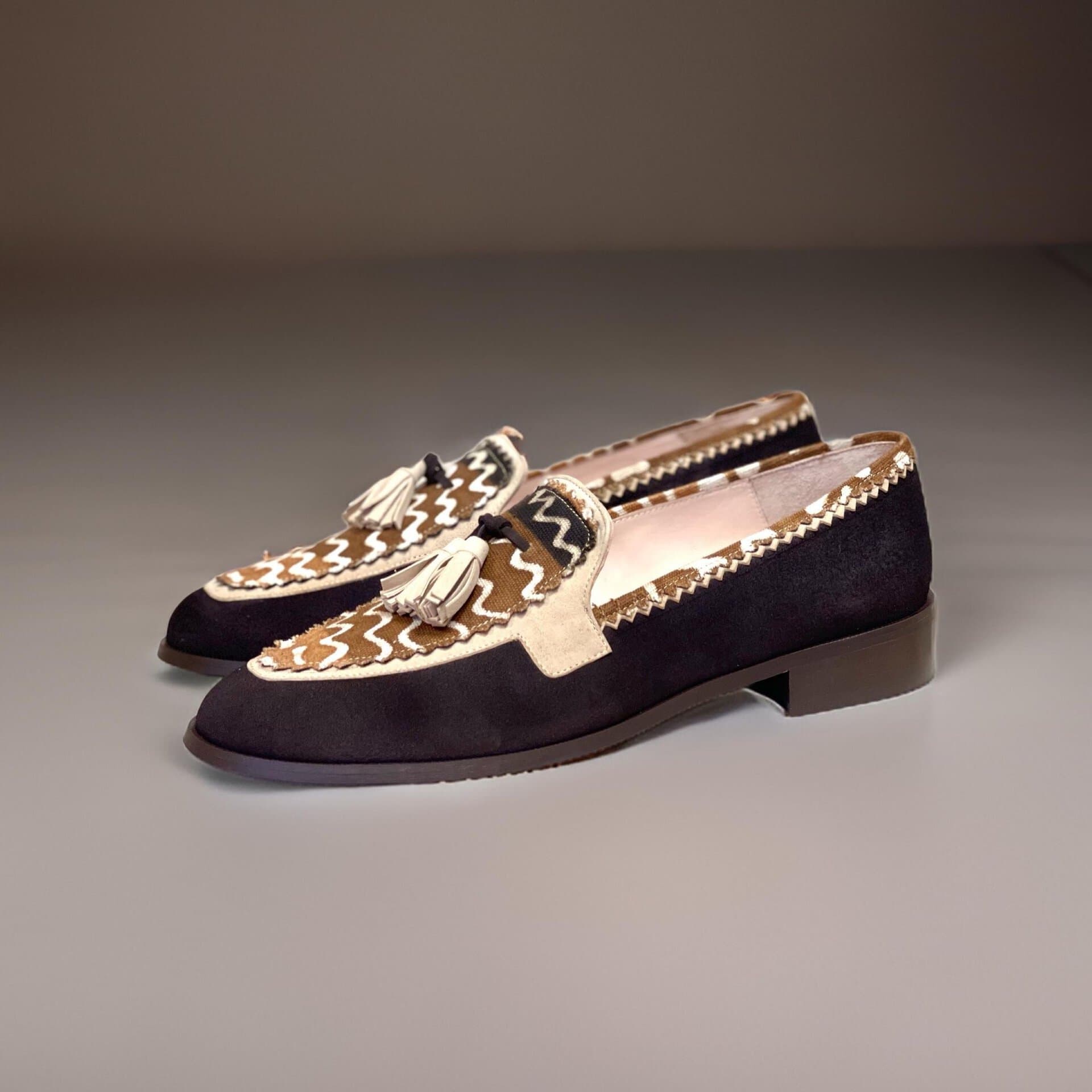 Mocassins HUAMBO en cuir et Bogolan par Himba Fashion. Des chaussures extrêmement confortables idéales pour la danse ou tout autre occasion.
