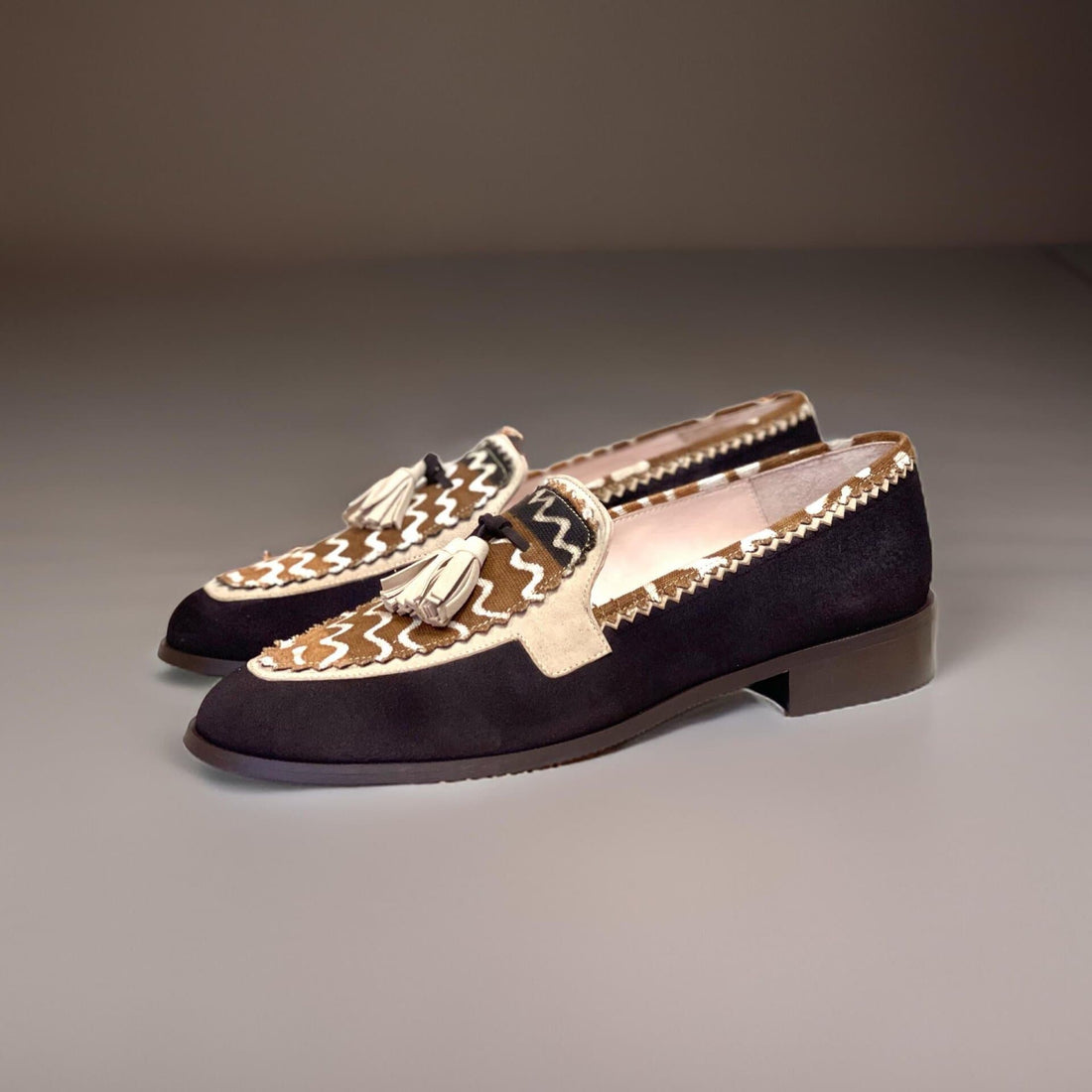 Mocassins HUAMBO en cuir et Bogolan par Himba Fashion. Des chaussures extrêmement confortables idéales pour la danse ou tout autre occasion.