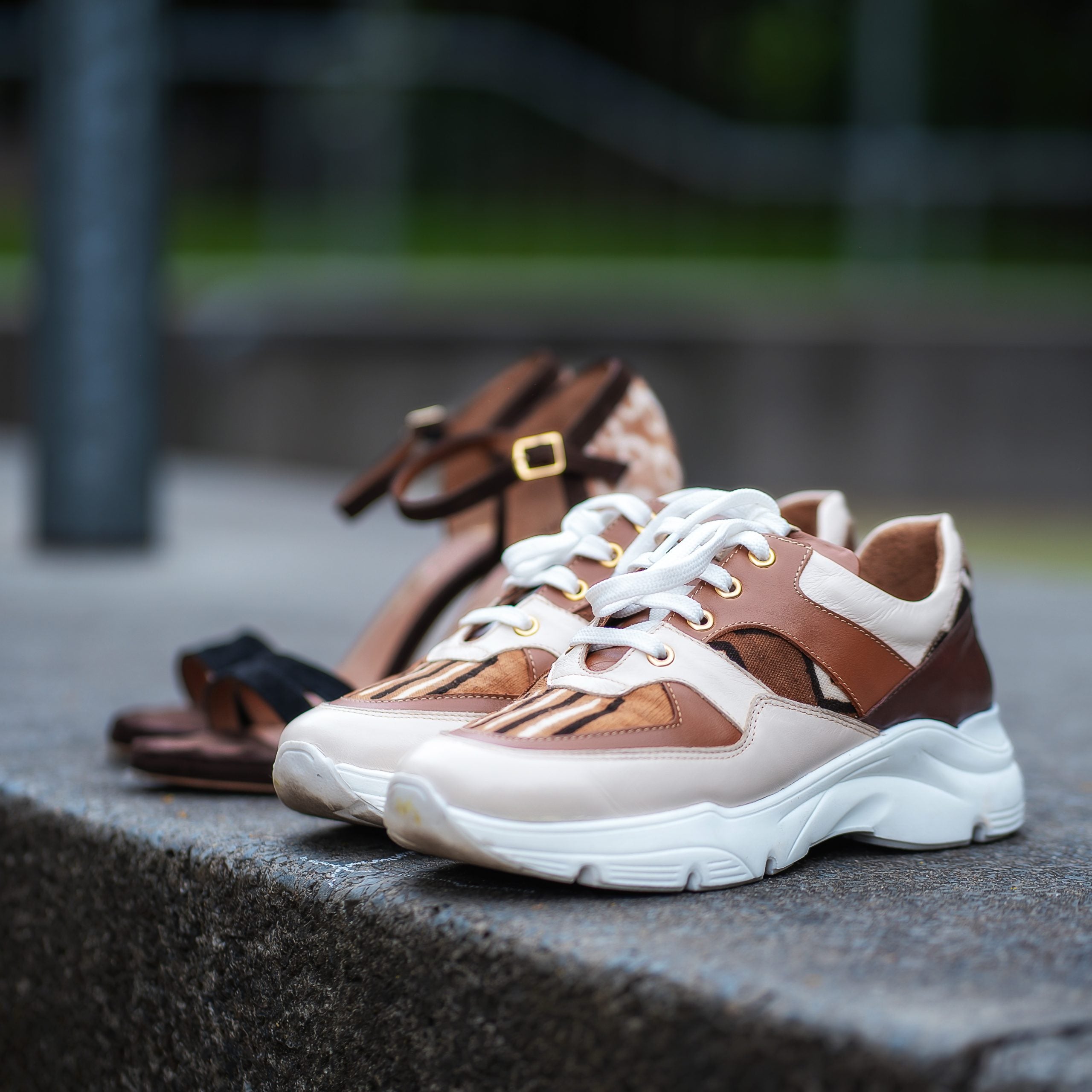 Caractéristiques: * Tige: En cuir véritable et tissu bogolan * Semelle intérieure: Confort orthopédique * Semelle extérieure: Caoutchouc robuste pour une adhérence optimale * Fermeture: Lacets en coton renforcé * Couleur: Mélange de blanc, beige et marron * Taille disponible: Du 36 au 45 Avantages: * Confort: Conception ergonomique pour un usage quotidien * Durabilité: Matériaux de haute qualité pour une longue durée de vie * Style: Design contemporain avec une touche culturelle unique * Polyvalence: Idéale