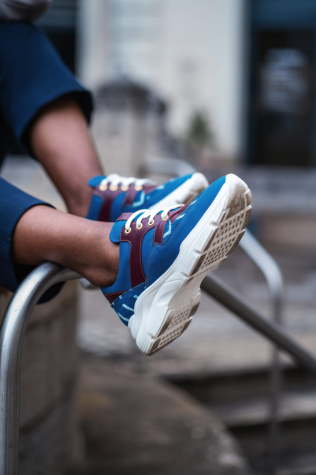 Caractéristiques: * Tige: En cuir véritable et tissu bogolan * Semelle intérieure: Confort orthopédique * Semelle extérieure: Caoutchouc robuste pour une adhérence optimale * Fermeture: Lacets en coton renforcé * Couleur: Mélange de bleu et bordeaux * Taille disponible: Du 36 au 45 Avantages: * Confort: Conception ergonomique pour un usage quotidien * Durabilité: Matériaux de haute qualité pour une longue durée de vie * Style: Design contemporain avec une touche culturelle unique * Polyvalence: Idéales pour