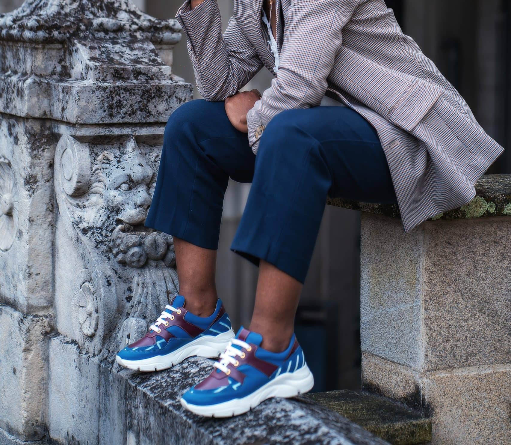 Caractéristiques: * Tige: En cuir véritable et tissu bogolan * Semelle intérieure: Confort orthopédique * Semelle extérieure: Caoutchouc robuste pour une adhérence optimale * Fermeture: Lacets en coton renforcé * Couleur: Mélange de bleu et bordeaux * Taille disponible: Du 36 au 45 Avantages: * Confort: Conception ergonomique pour un usage quotidien * Durabilité: Matériaux de haute qualité pour une longue durée de vie * Style: Design contemporain avec une touche culturelle unique * Polyvalence: Idéales pour