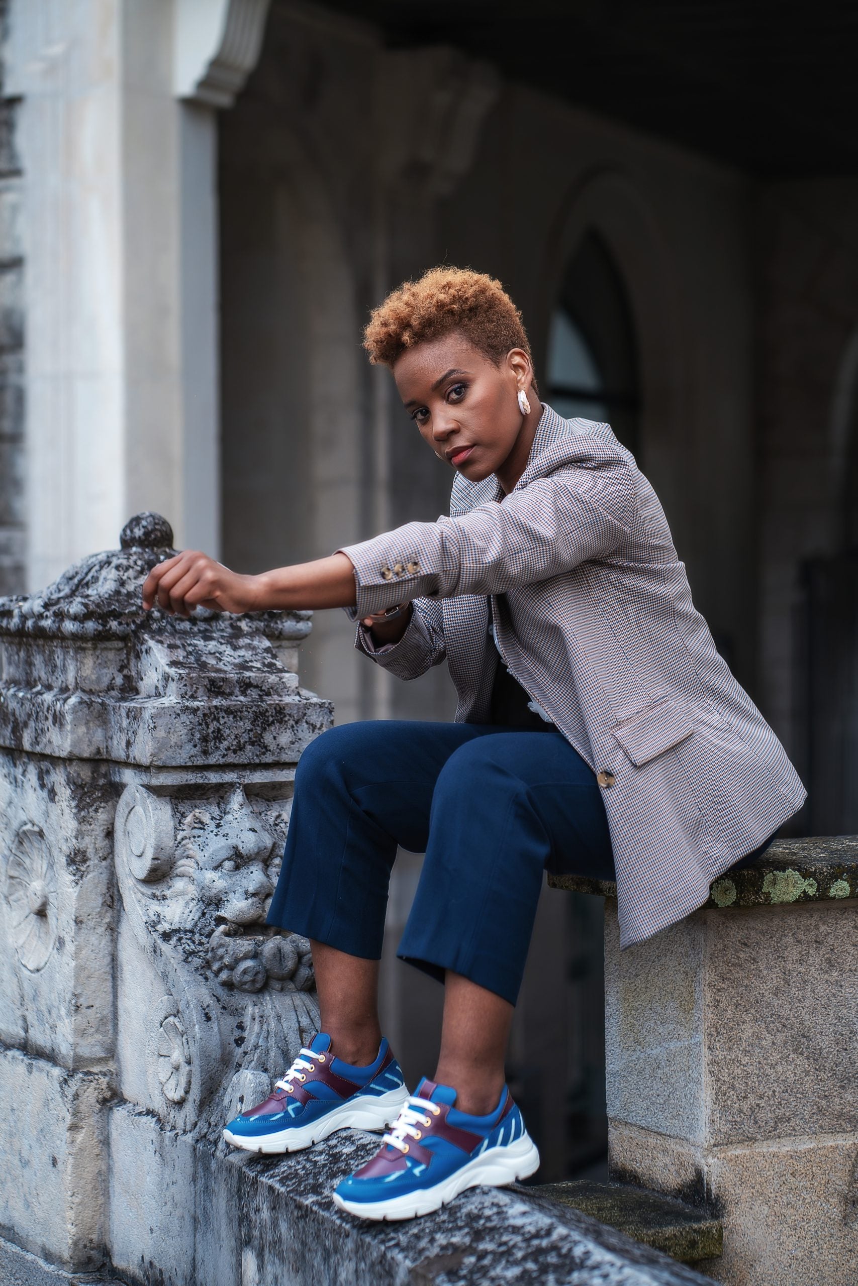 Caractéristiques: * Tige: En cuir véritable et tissu bogolan * Semelle intérieure: Confort orthopédique * Semelle extérieure: Caoutchouc robuste pour une adhérence optimale * Fermeture: Lacets en coton renforcé * Couleur: Mélange de bleu et bordeaux * Taille disponible: Du 36 au 45 Avantages: * Confort: Conception ergonomique pour un usage quotidien * Durabilité: Matériaux de haute qualité pour une longue durée de vie * Style: Design contemporain avec une touche culturelle unique * Polyvalence: Idéales pour