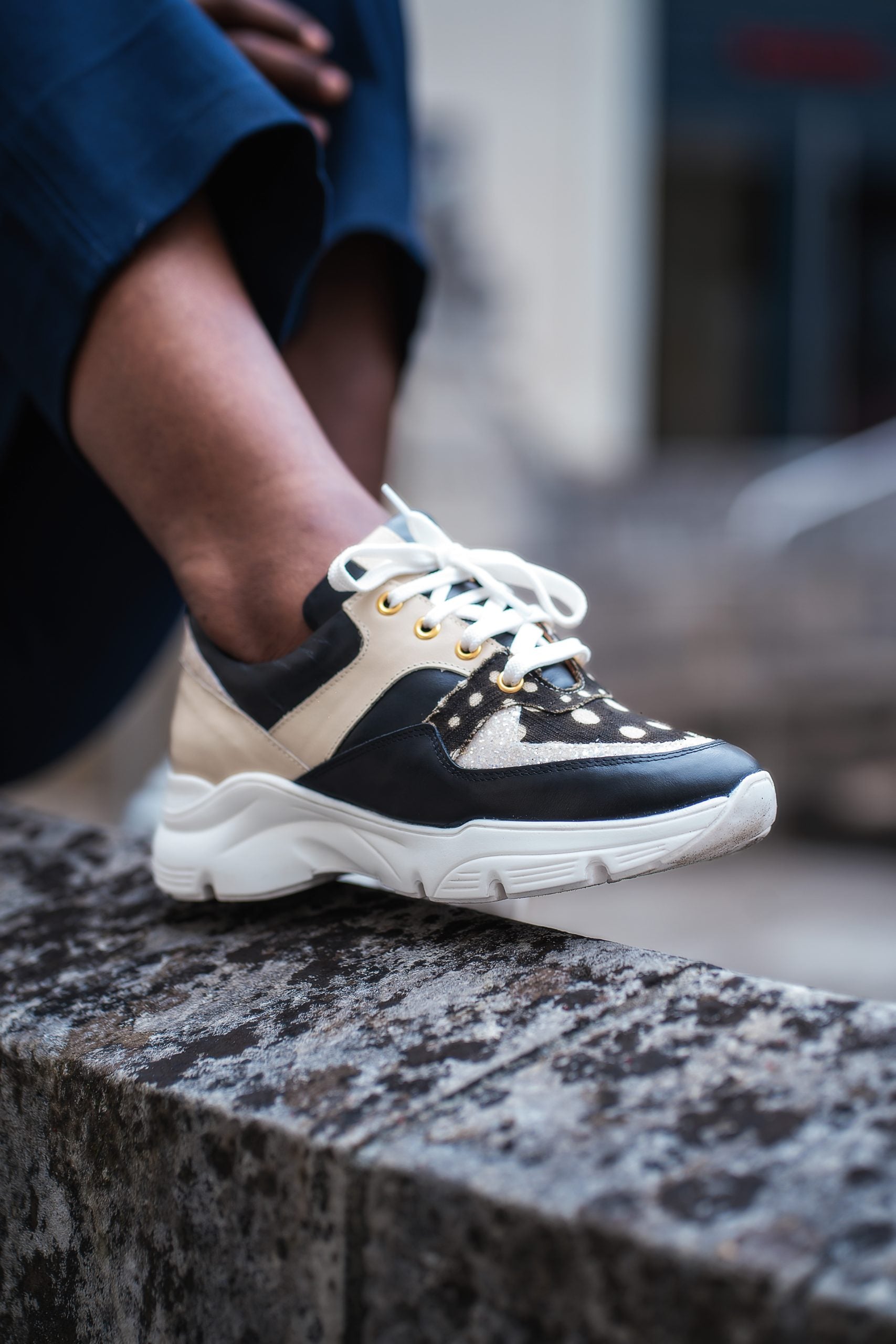 * Tige: En cuir véritable et tissu bogolan * Semelle intérieure: Confort orthopédique * Semelle extérieure: Caoutchouc robuste pour une adhérence optimale * Fermeture: Lacets en coton renforcé * Couleur: Mélange de beige, noir et blanc