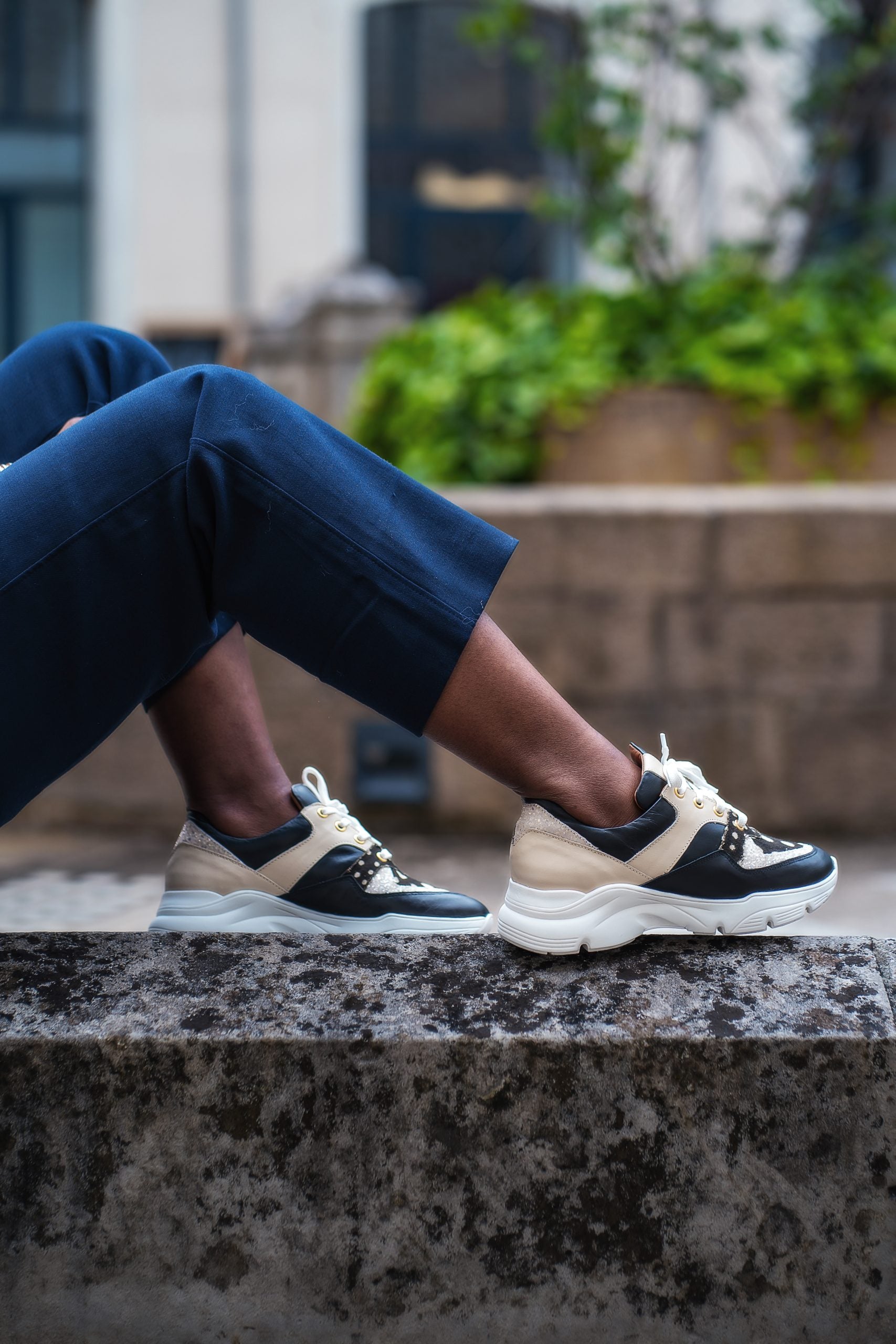 * Tige: En cuir véritable et tissu bogolan * Semelle intérieure: Confort orthopédique * Semelle extérieure: Caoutchouc robuste pour une adhérence optimale * Fermeture: Lacets en coton renforcé * Couleur: Mélange de beige, noir et blanc