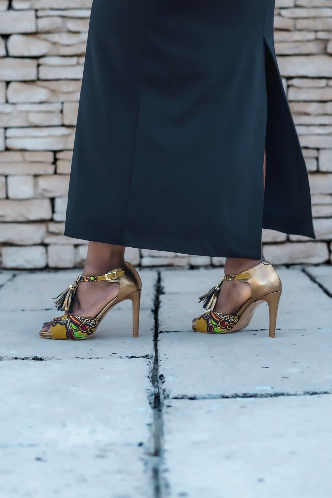 Himba Fashion - Escarpins BOTEMI en cuir véritable et tissu Wax. Des chaussures extrêmement confortables et idéales pour les danses Kizomba, Semba, Ginga et autres danses de salon.