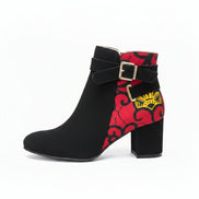 Bottines SERALOY en cuir retourné noir et tissu ethnique wax multicolore dans les tons rouge et jaune.