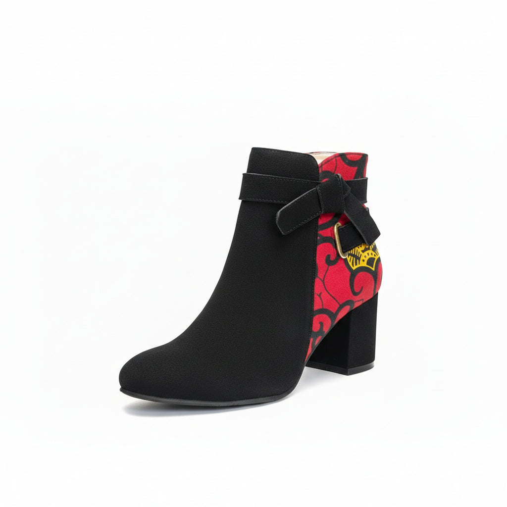 Bottines SERALOY en cuir retourné noir et tissu ethnique wax multicolore dans les tons rouge et jaune.