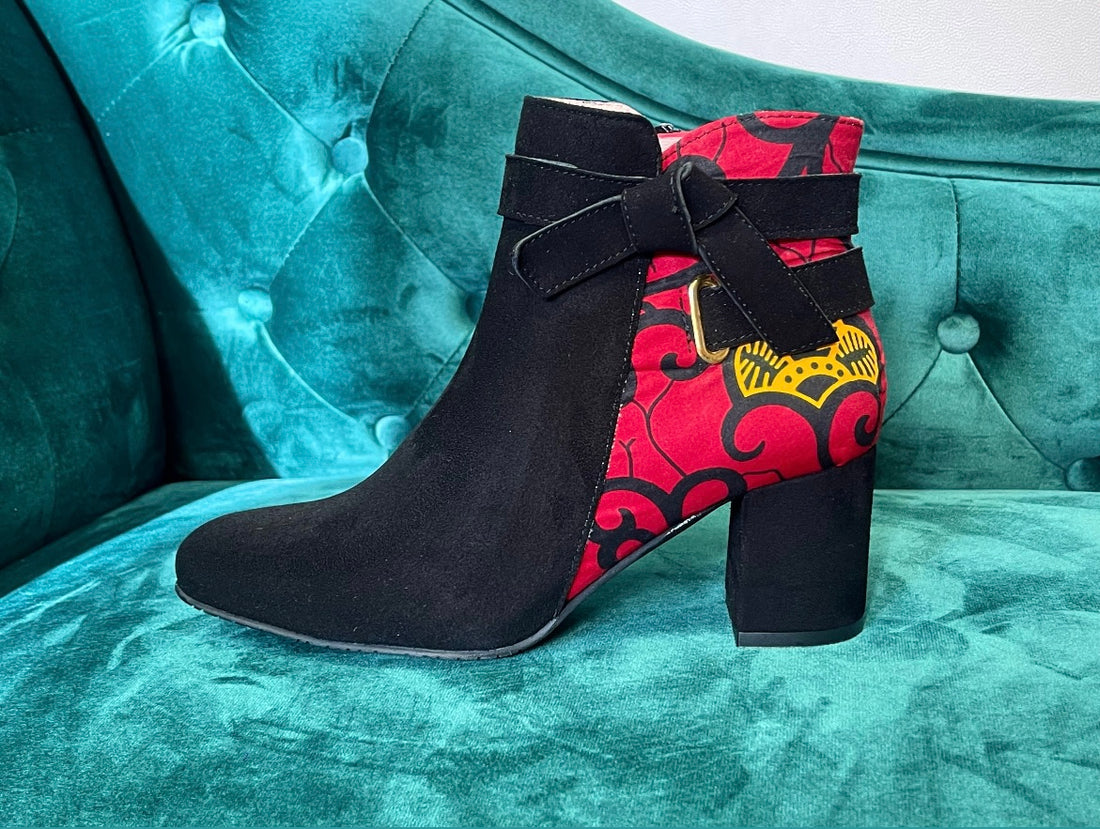 Bottines SERALOY en cuir retourné noir et tissu ethnique wax multicolore dans les tons rouge et jaune.
