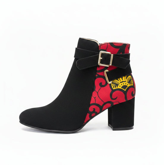 Bottines SERALOY en cuir retourné noir et tissu ethnique wax multicolore dans les tons rouge et jaune.