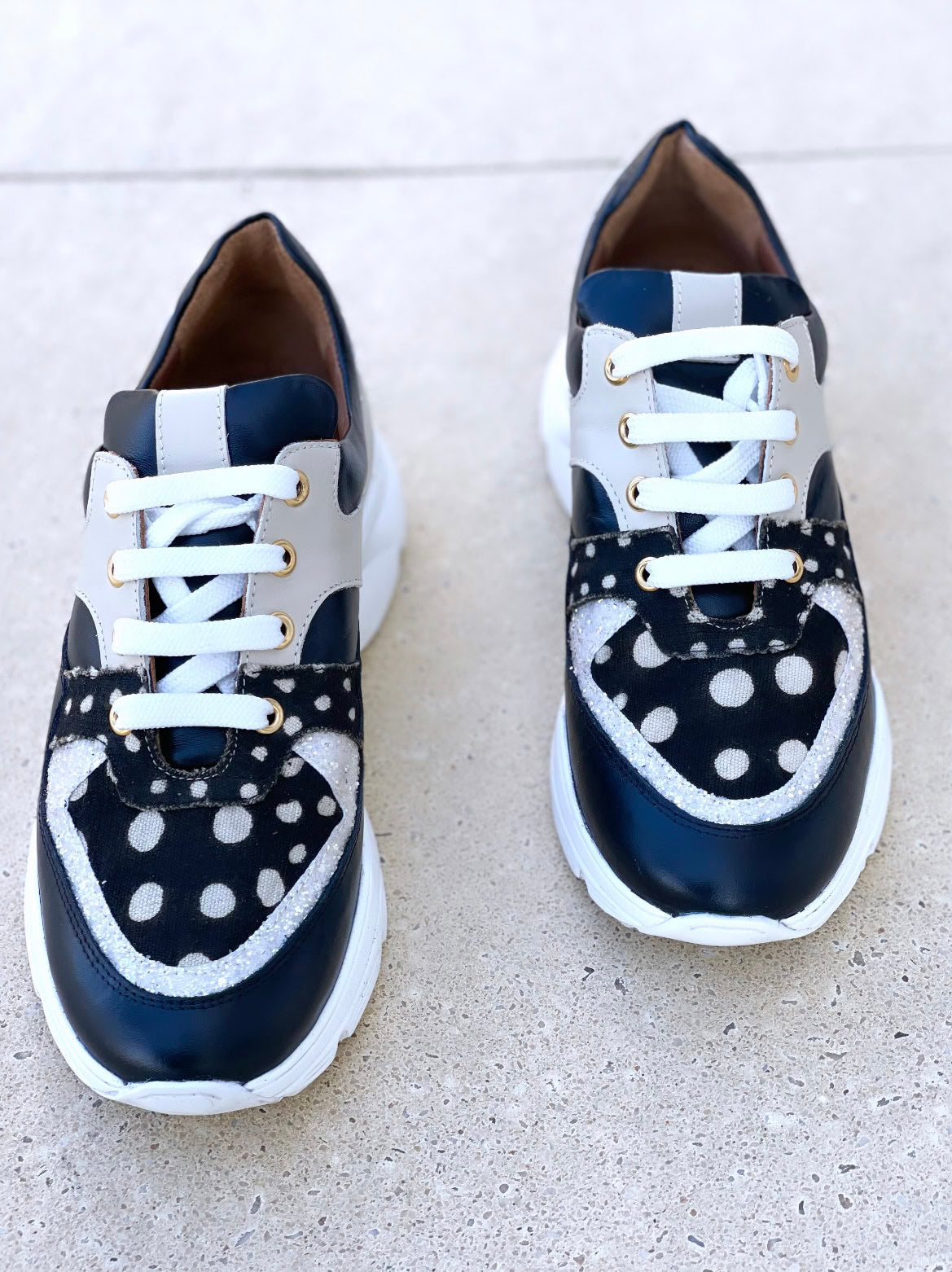 * Tige: En cuir véritable et tissu bogolan * Semelle intérieure: Confort orthopédique * Semelle extérieure: Caoutchouc robuste pour une adhérence optimale * Fermeture: Lacets en coton renforcé * Couleur: Mélange de beige, noir et blanc