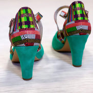 Chaussures SIGNARES de Himba, une fusion parfaite entre tradition et modernité. Fabriquées à la main au Portugal, ces chaussures en daim offrent une souplesse incomparable.