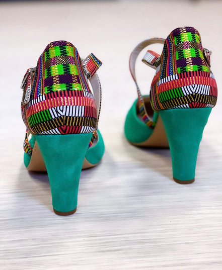 Chaussures SIGNARES de Himba, une fusion parfaite entre tradition et modernité. Fabriquées à la main au Portugal, ces chaussures en daim offrent une souplesse incomparable.