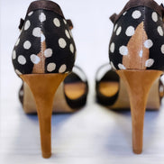 Chaussures LINGUERES en cuir et tissu-ethniqueIdéales pour les grandes occasions, ces chaussures allient confort et styleFabriquées à la main au Portugal, ces chaussures en cuir lisse doré offrent une touche de luxe et de raffinement, tandis que le tissu Bogolan conçu pour briller lors de cérémonies, mariages, cocktails et fêtes