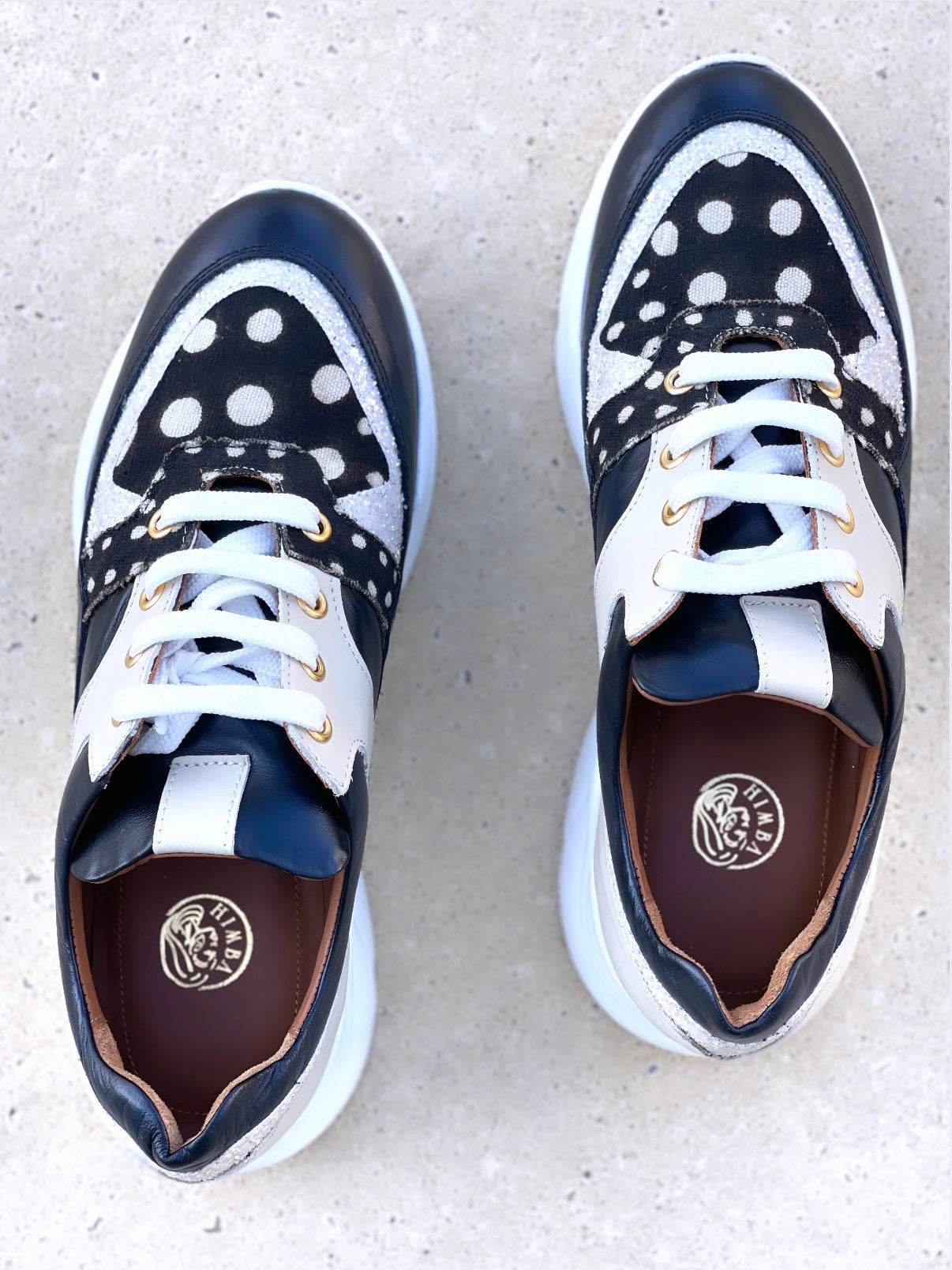 * Tige: En cuir véritable et tissu bogolan * Semelle intérieure: Confort orthopédique * Semelle extérieure: Caoutchouc robuste pour une adhérence optimale * Fermeture: Lacets en coton renforcé * Couleur: Mélange de beige, noir et blanc