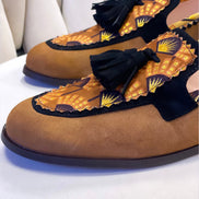 Ces mocassins faits main, en cuir souple et tissu ethnique africain, incarnent la fusion parfaite de confort et de style. Chaque paire est une œuvre d'art unique, conçue pour vous distinguer avec une touche de culture et de sophistication. Parfaits pour toutes les occasions, des sorties décontractées aux événements spéciaux, les mocassins MOLOTU sont le choix idéal pour ceux qui cherchent à allier tradition et modernité dans leur garde-robe.