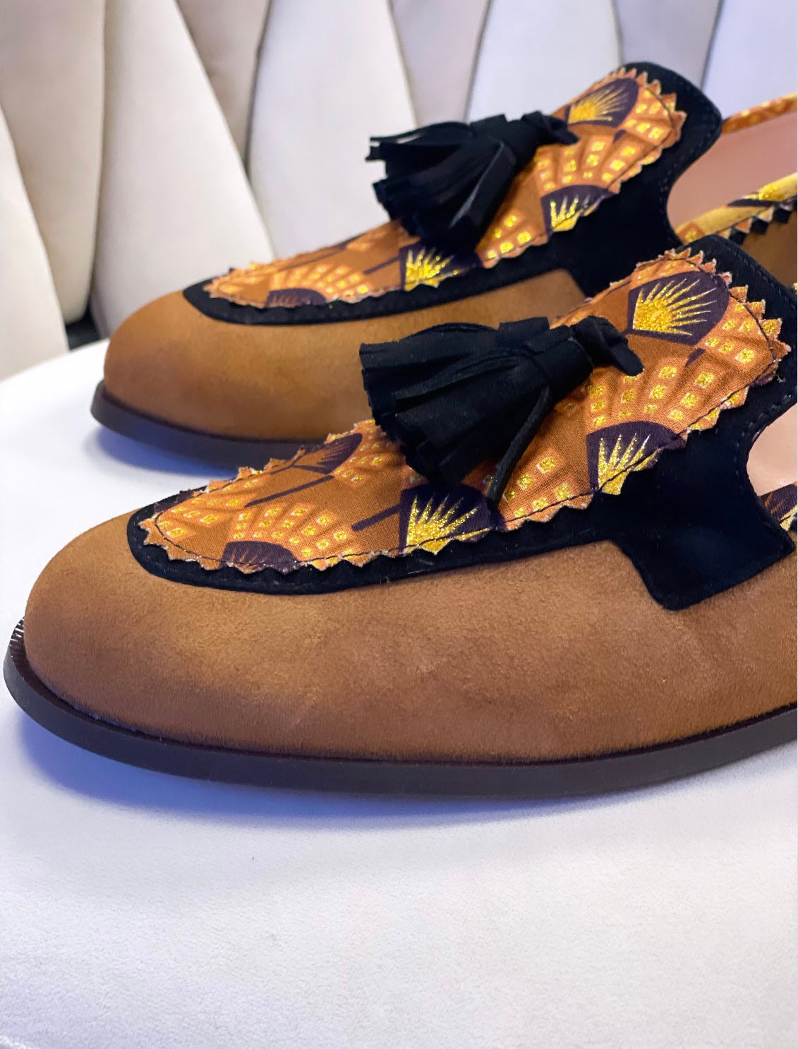 Ces mocassins faits main, en cuir souple et tissu ethnique africain, incarnent la fusion parfaite de confort et de style. Chaque paire est une œuvre d'art unique, conçue pour vous distinguer avec une touche de culture et de sophistication. Parfaits pour toutes les occasions, des sorties décontractées aux événements spéciaux, les mocassins MOLOTU sont le choix idéal pour ceux qui cherchent à allier tradition et modernité dans leur garde-robe.