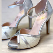 Les chaussures Julia sont l'incarnation de l'élégance et de la sophistication. Fabriquées à la main au Portugal, ces escarpins argentés en cuir et dentelle sont idéales pour les mariages, les soirées cocktail ou toute occasion spéciale. Leur talon de 8 cm offre une hauteur parfaite pour allonger la silhouette tout en restant confortable.