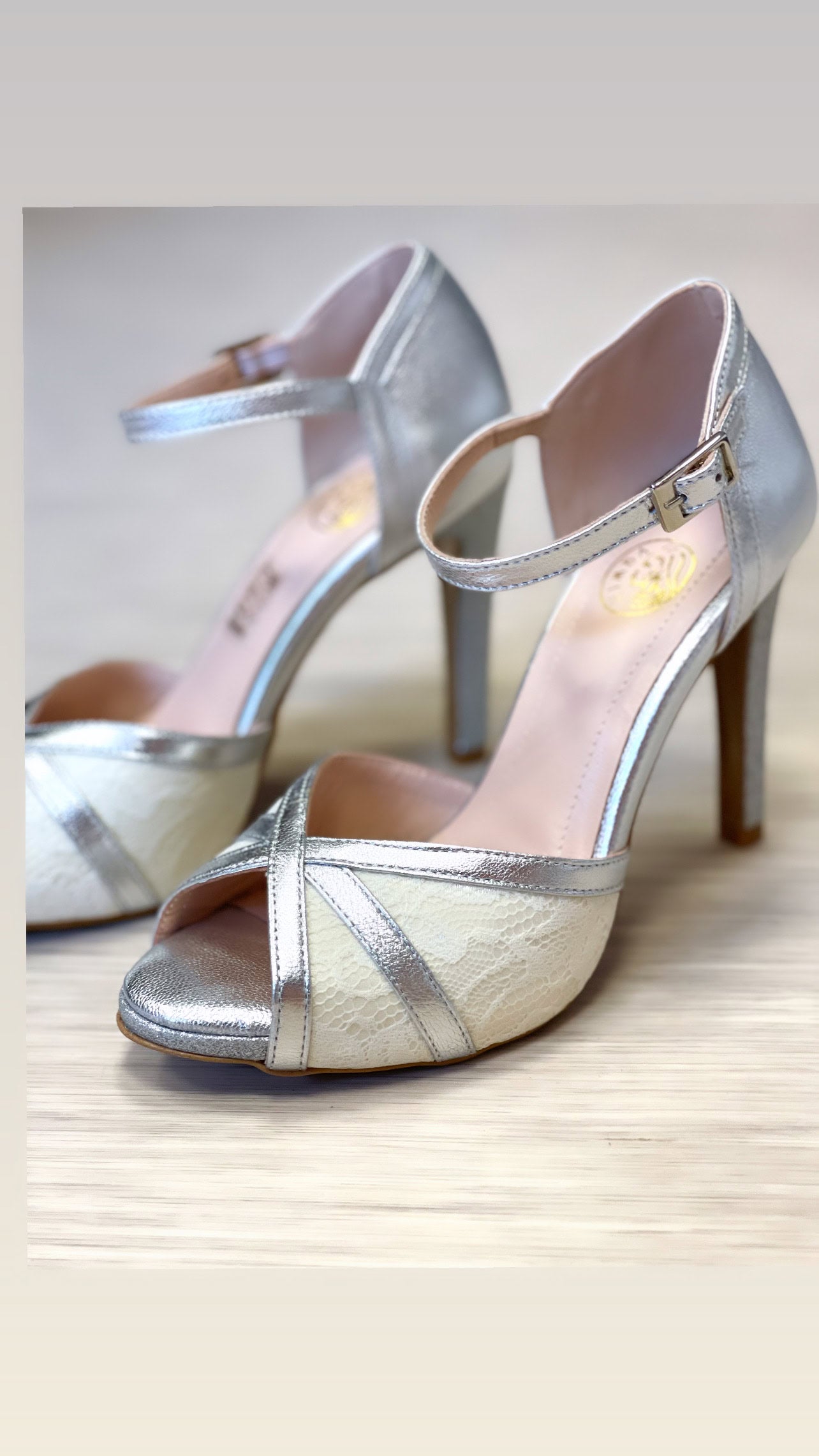 Les chaussures Julia sont l'incarnation de l'élégance et de la sophistication. Fabriquées à la main au Portugal, ces escarpins argentés en cuir et dentelle sont idéales pour les mariages, les soirées cocktail ou toute occasion spéciale. Leur talon de 8 cm offre une hauteur parfaite pour allonger la silhouette tout en restant confortable.