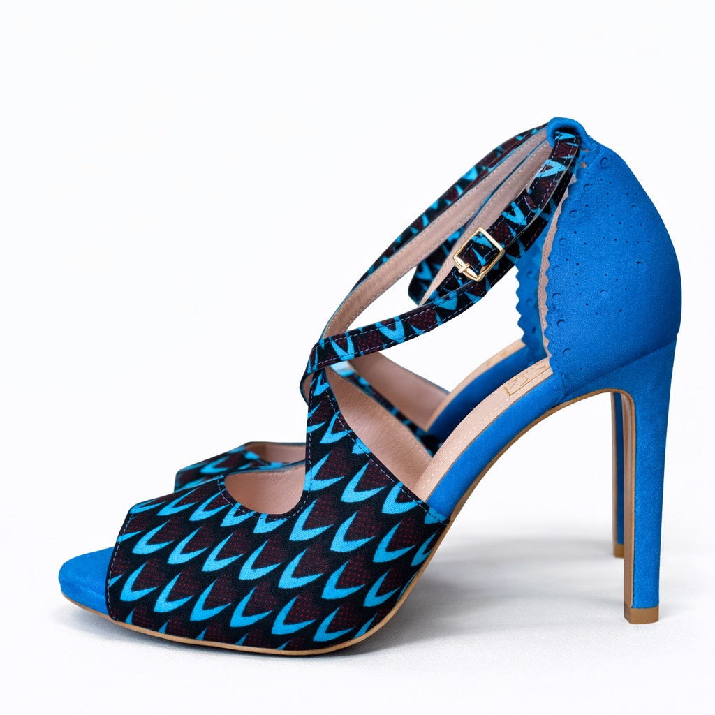 Escarpins BOLINGO cuir daim bleu turquoise wax - Vue portée lifestyle - Chaussures danse kizomba ethniques - Himba Fashion