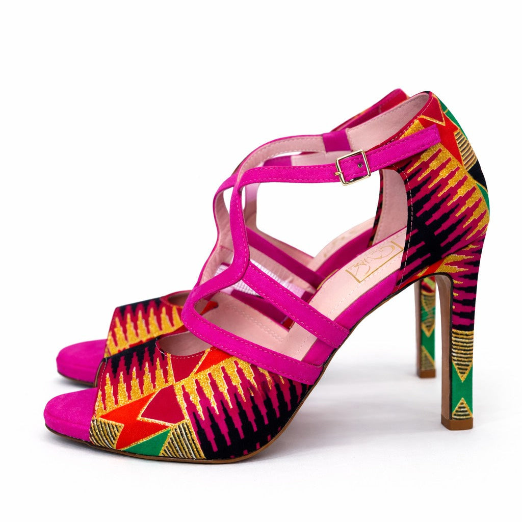 Escarpins MIKATE cuir daim fuchsia  wax Ghana - Vue portée lifestyle - Chaussures danse kizomba - Himba Fashion