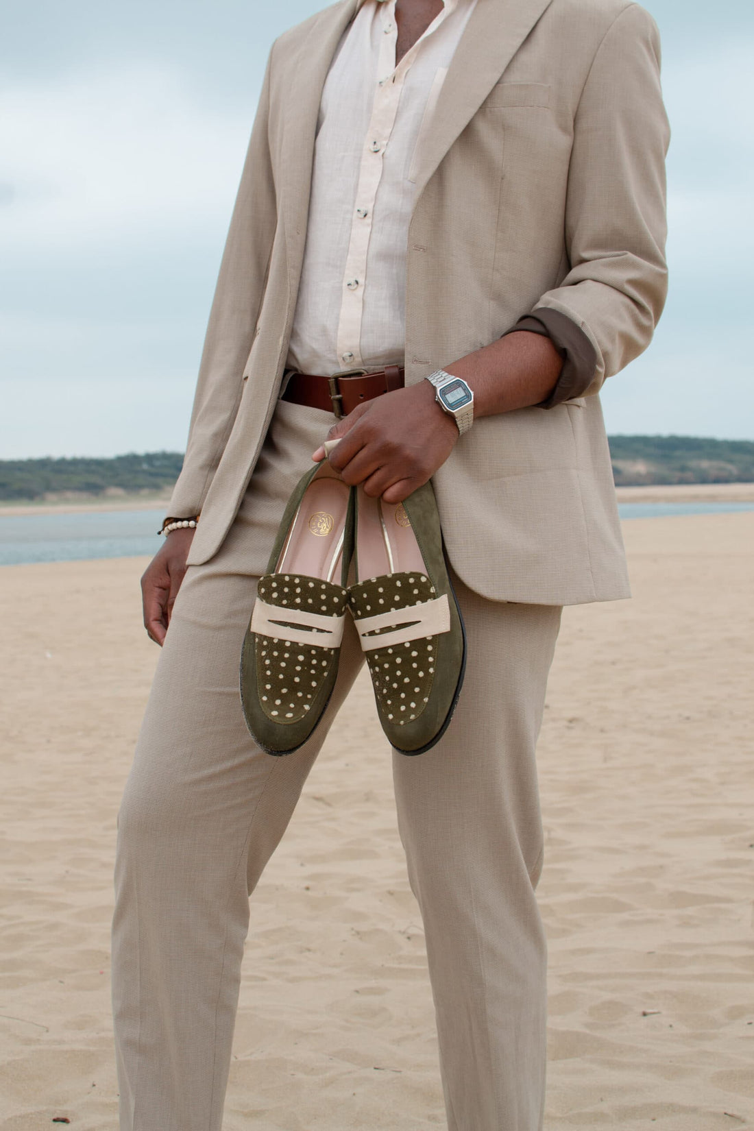 mocassins Himba SEULIE, une fusion parfaite entre tradition et modernité. Ces mocassins faits main en cuir souple bordeaux et tissu ethnique africain bleu incarnent le mélange ultime de confort, d'élégance et d'authenticité.