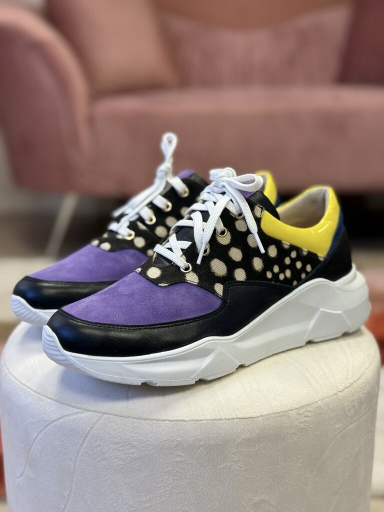 N’Tale, sneaker en cuir lisse, daim, vernis et Bogolan artisanal. Inspirée d’une nuit étoilée.