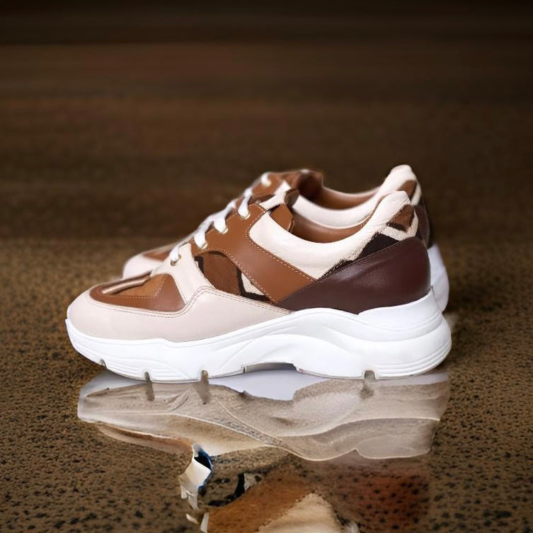 Caractéristiques: * Tige: En cuir véritable et tissu bogolan * Semelle intérieure: Confort orthopédique * Semelle extérieure: Caoutchouc robuste pour une adhérence optimale * Fermeture: Lacets en coton renforcé * Couleur: Mélange de blanc, beige et marron * Taille disponible: Du 36 au 45 Avantages: * Confort: Conception ergonomique pour un usage quotidien * Durabilité: Matériaux de haute qualité pour une longue durée de vie * Style: Design contemporain avec une touche culturelle unique * Polyvalence: Idéale