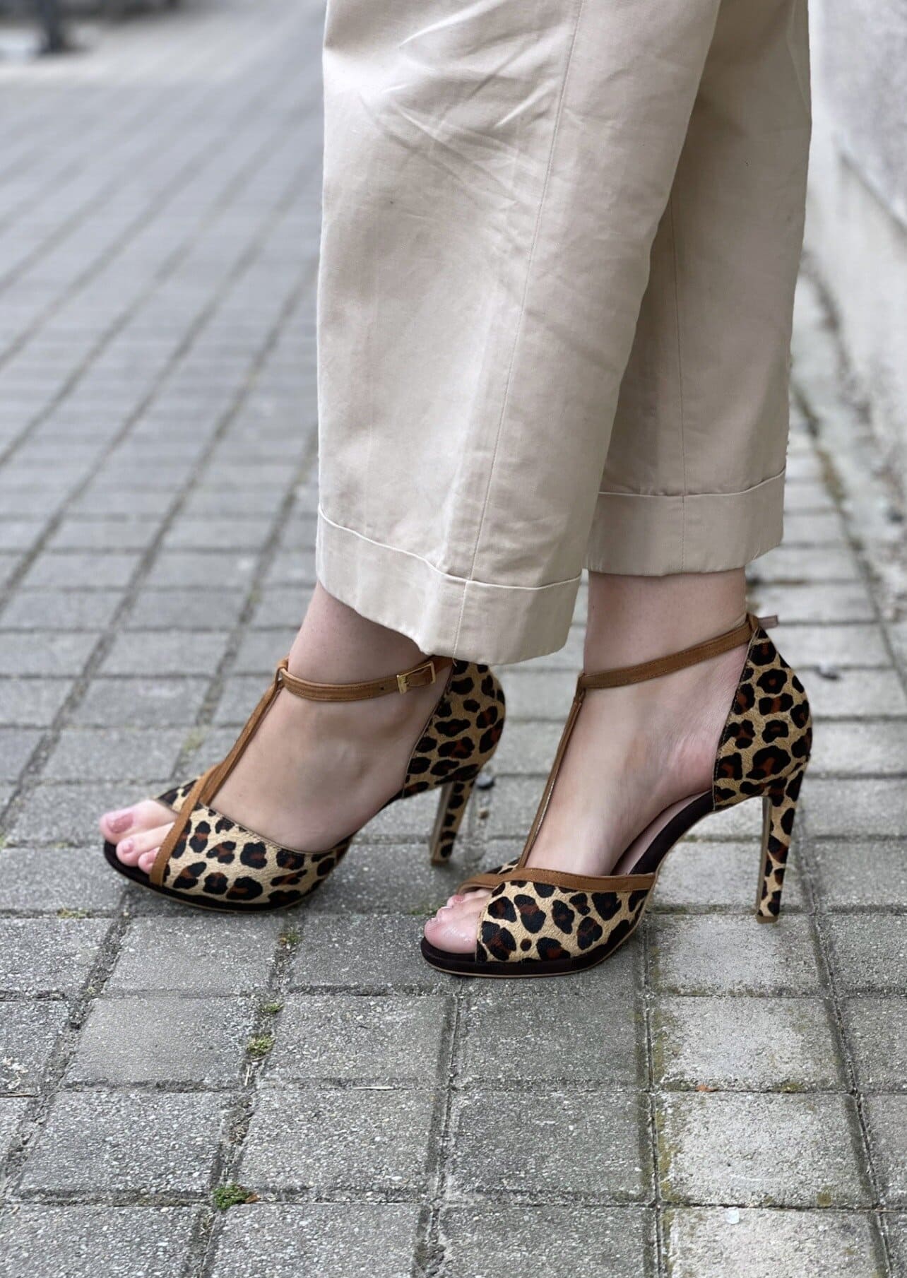 Chaussures Kizomba KALUNGA : Élégance et confort en cuir daim bleu royal, fuchsia, wax, idéales pour la danse. Fabriqués main au Portugal.
