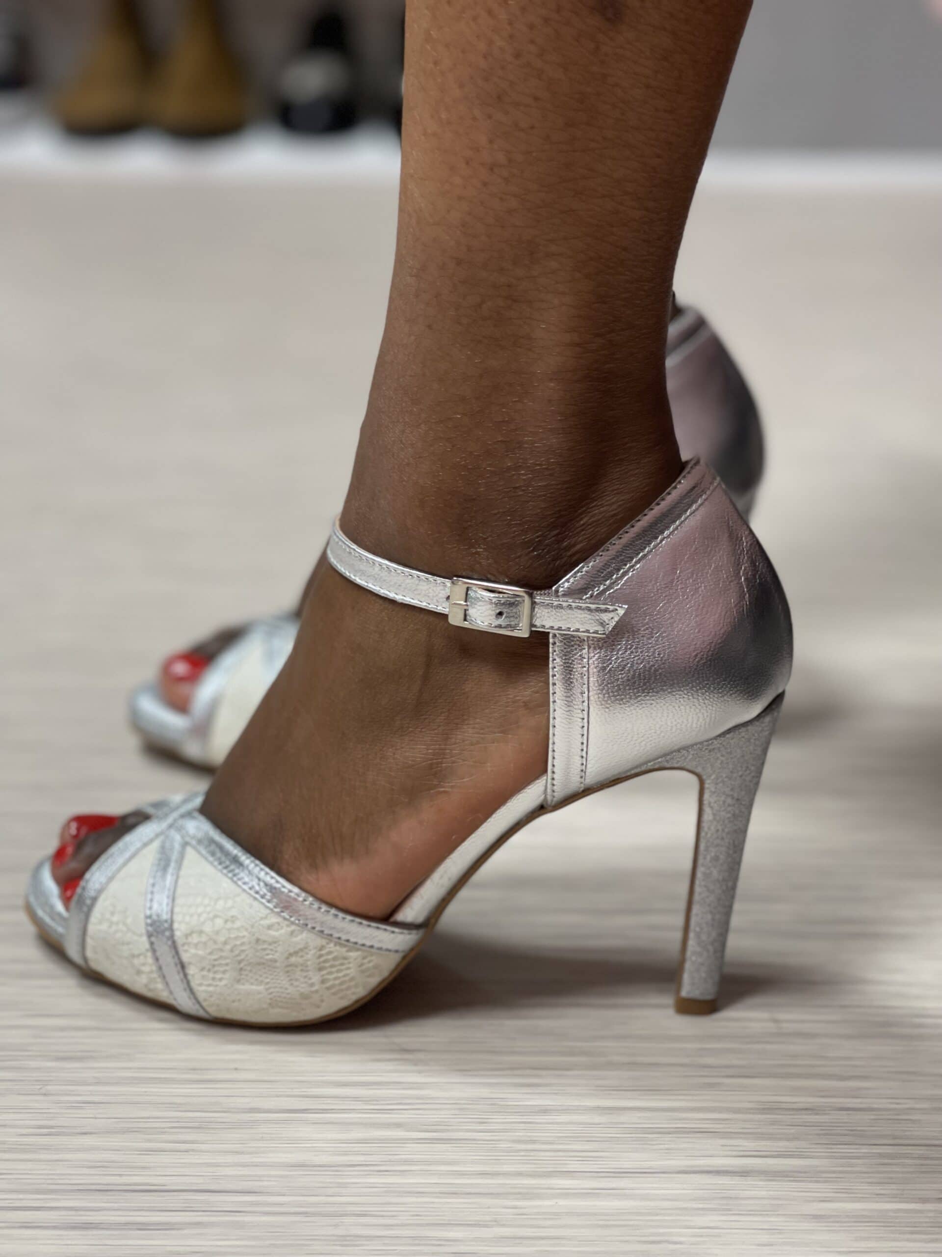 Himba Fashion - Chaussures JULIA en cuir argenté et tissu dentelle