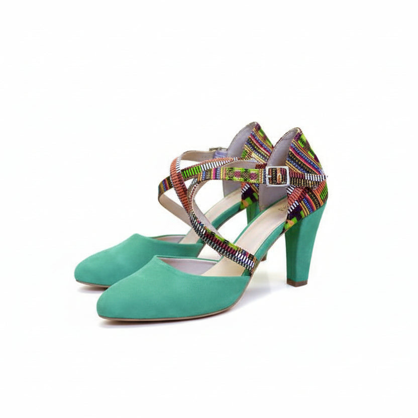 Chaussures SIGNARES de Himba, une fusion parfaite entre tradition et modernité. Fabriquées à la main au Portugal, ces chaussures en daim offrent une souplesse incomparable.