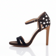 Chaussures LINGUERES en cuir et tissu-ethniqueIdéales pour les grandes occasions, ces chaussures allient confort et styleFabriquées à la main au Portugal, ces chaussures en cuir lisse doré offrent une touche de luxe et de raffinement, tandis que le tissu jacquard,conçu pour briller lors de cérémonies, mariages, cocktails et fêtes